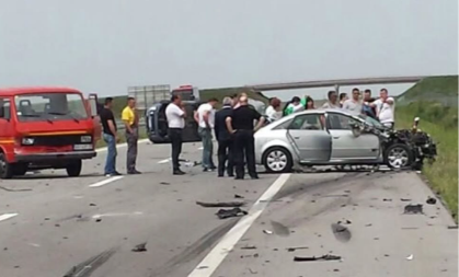 NAŠ PEVAČ JEDVA PREŽIVEO SAOBRAĆAJKU Automobil smrskan do neprepoznatljivosti (FOTO)